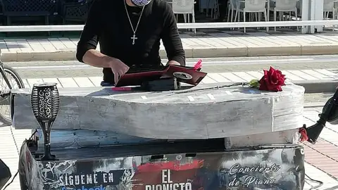 Hammond Leslie, el Pianista Callejero de Puerto Real Hammond Leslie, el Pianista Callejero de Puerto Real