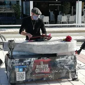 Hammond Leslie, el Pianista Callejero de Puerto Real Hammond Leslie, el Pianista Callejero de Puerto Real