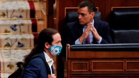 Pablo Iglesias pasa por delante de Pedro S&aacute;nchez en el Congreso de los Diputados.