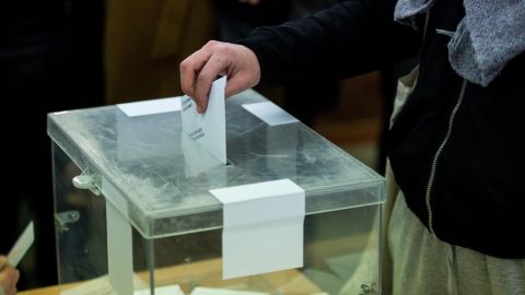 Votaci&oacute;n en las urnas en unas elecciones