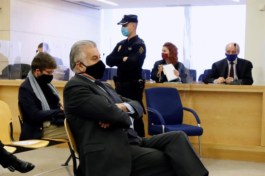Bárcenas insinúa que el PP le ofreció medio millón de euros por alterar los papeles de la caja 'B' Bárcenas insinúa que el PP le ofreció medio millón de euros por alterar los papeles de la caja 'B'