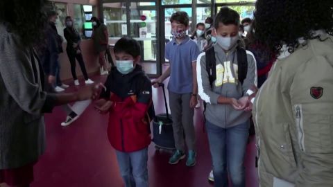 Francia proh&iacute;be las mascarillas de tela en los colegios e impone el uso de las quir&uacute;rgicas para frenar el coronavirus