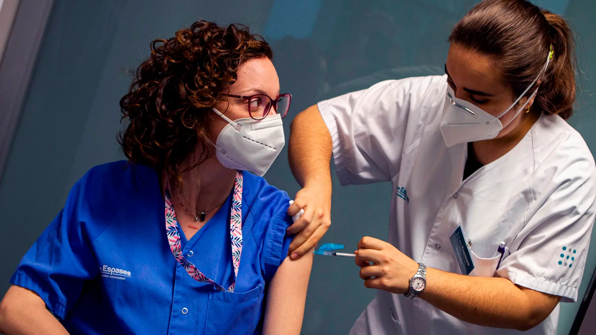 Una enfermera administra la segunda dosis a trabajadores sanitarios del Hospital Son Espases de Palma.