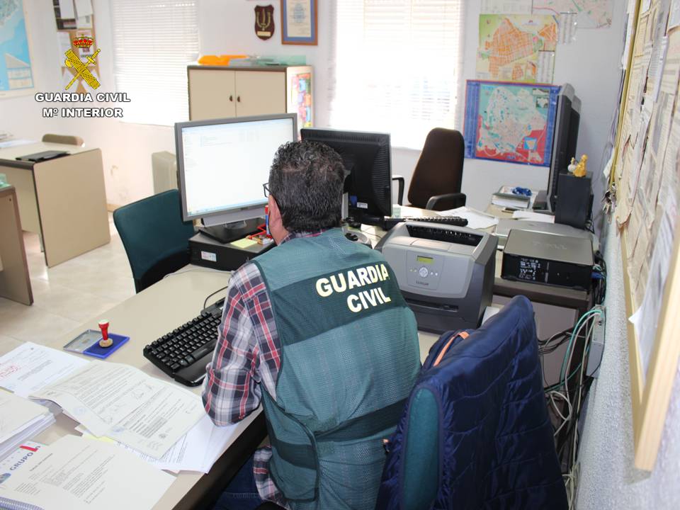 La Guardia Civil detiene en Novelda a un hombre que robó a otro 27.000 euros tras asestarle una puñalada en la calle La Guardia Civil detiene en Novelda a un hombre que robó a otro 27.000 euros tras asestarle una puñalada en la calle
