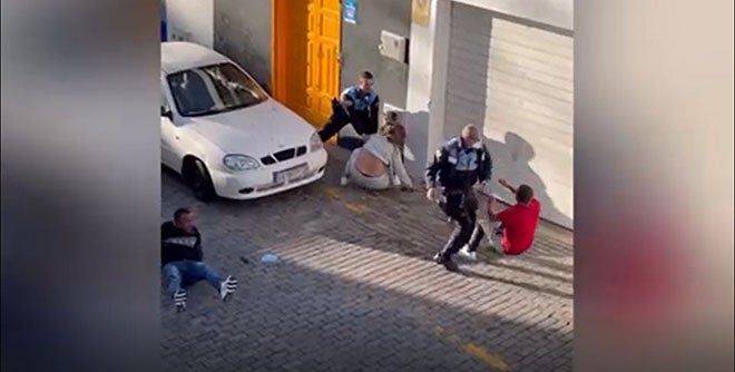 Dos policías golpean brutalmente a una pareja que grababa una detención en Arrecife Dos policías golpean brutalmente a una pareja que grababa una detención en Arrecife