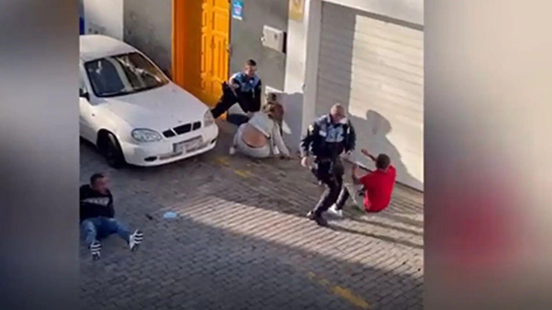 Dos policías locales golpean a una pareja que grababa una detención en Arrecife