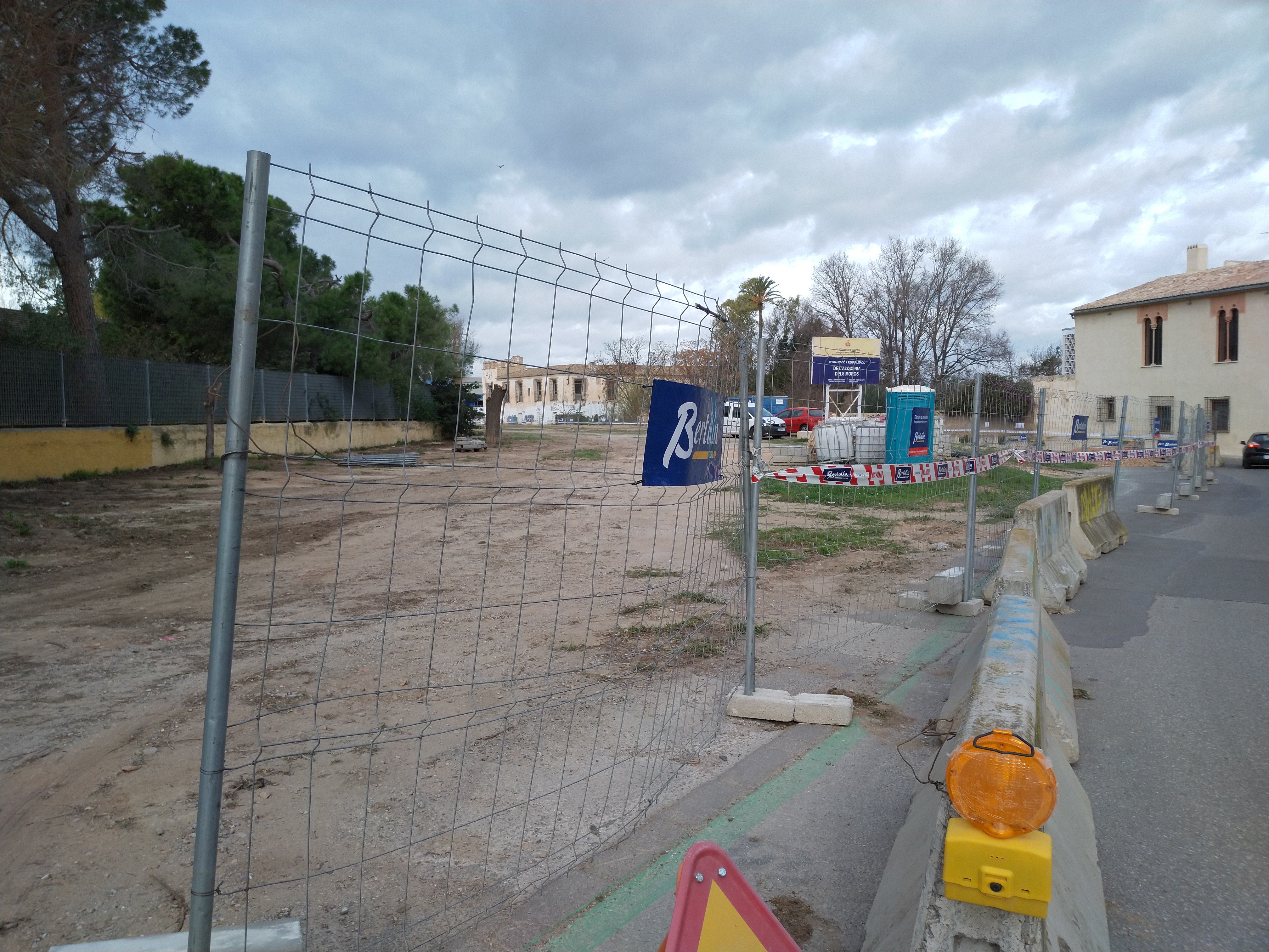 El Ayuntamiento pone en marcha las obras para crear un bosque sostenible junto al Parque de Benicalap El Ayuntamiento pone en marcha las obras para crear un bosque sostenible junto al Parque de Benicalap