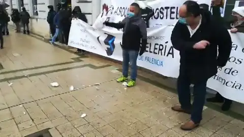 VÍDEO: Concentración de los Hosteleros frente a la Delegación de la Junta en Palencia VÍDEO: Concentración de los Hosteleros frente a la Delegación de la Junta en Palencia