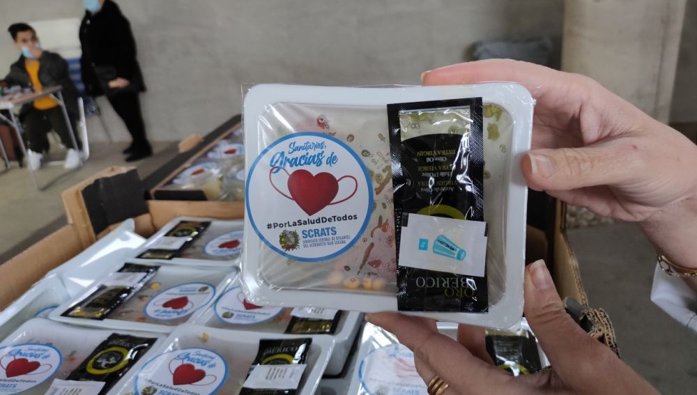 Envase con ensalada entregado por los agricultores de Elche en el Hospital General.