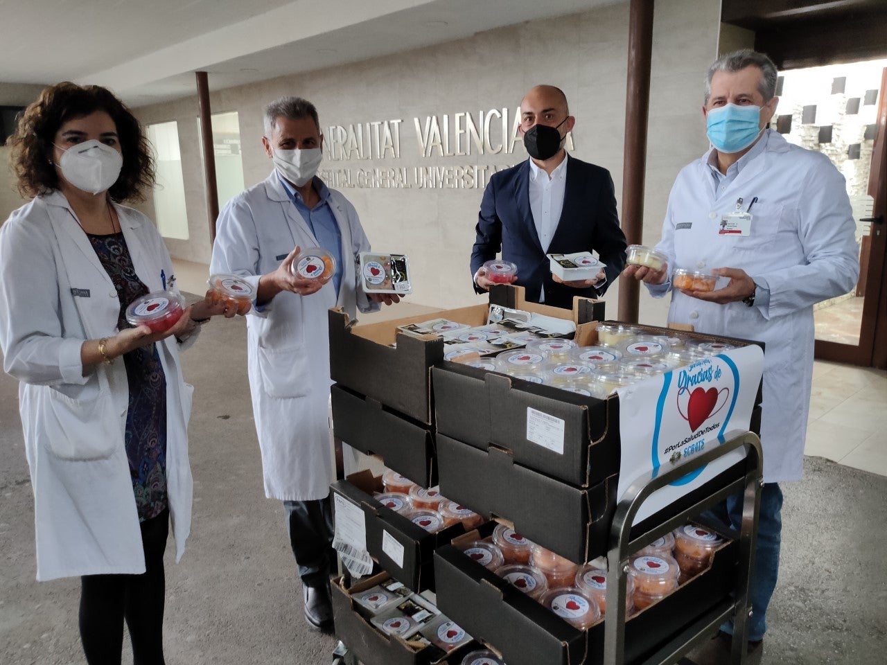 Los regantes del Tajo-Segura agradecen a los sanitarios su trabajo contra la covid-19 regalándoles fruta fresca y ensalada del Camp d’Elx Los regantes del Tajo-Segura agradecen a los sanitarios su trabajo contra la covid-19 regalándoles fruta fresca y ensalada del Camp d’Elx