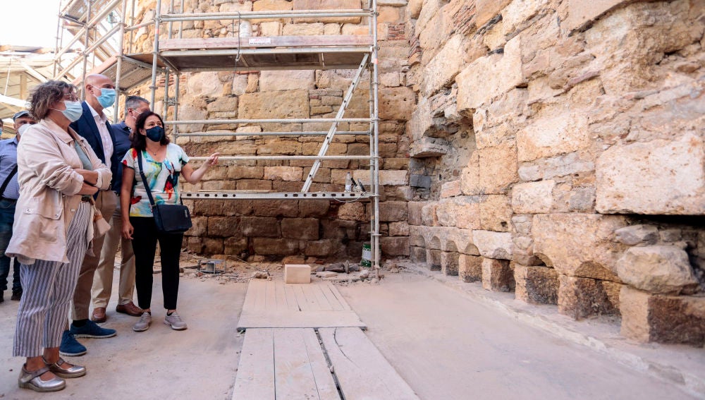 El alcalde de León, José Antonio Diez, la concejala de Acción y Promoción Cultural, Evelia Fernández, y el edil de Desarrollo Urbano, Luis Miguel García Copete, visitan las obras del entorno de la Era del Moro de la Muralla de León. Junto a ellos, la arquitecta municipal, Begoña Gonzalo