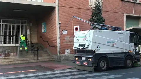 Imagen de archivo | Trabajador de Urbaser desinfecta el acceso al centro de salud de San Fermín de Elche en marzo de 2020. Imagen de archivo | Trabajador de Urbaser desinfecta el acceso al centro de salud de San Fermín de Elche en marzo de 2020.