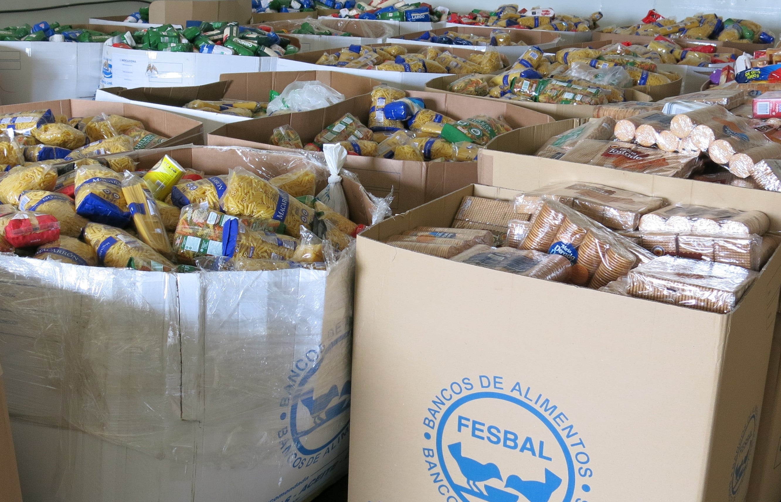 La pandemia dispara un 50% la demanda en los bancos de alimentos en España La pandemia dispara un 50% la demanda en los bancos de alimentos en España