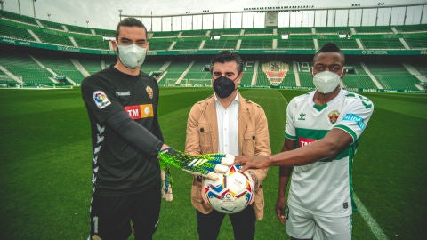 El portero Paulo Gazzaniga, el director deportivo Nico Rodríguez y el lateral colombiano Helibelton Palacios, posan en el estadio Martínez Valero. El portero Paulo Gazzaniga, el director deportivo Nico Rodríguez y el lateral colombiano Helibelton Palacios, posan en el estadio Martínez Valero.