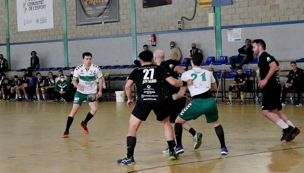 El Club Balonmano Elche se impuso a El Capricho y ascidende a la séptima posición de la tabla.