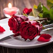 Tony Pérez nos ayuda a organizar una cena romántica con la Hostelería cerrada 