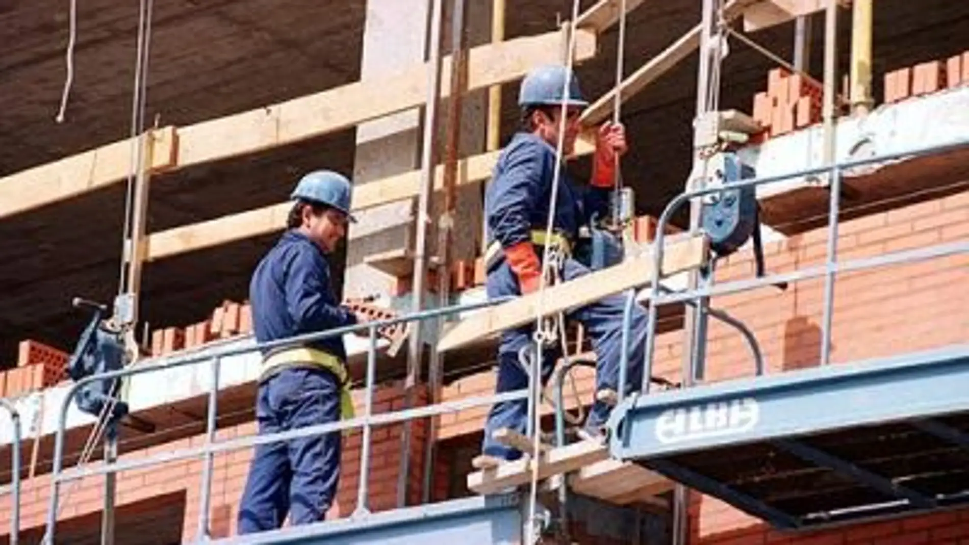 Trabajadores en una obra de la construcción Trabajadores en una obra de la construcción