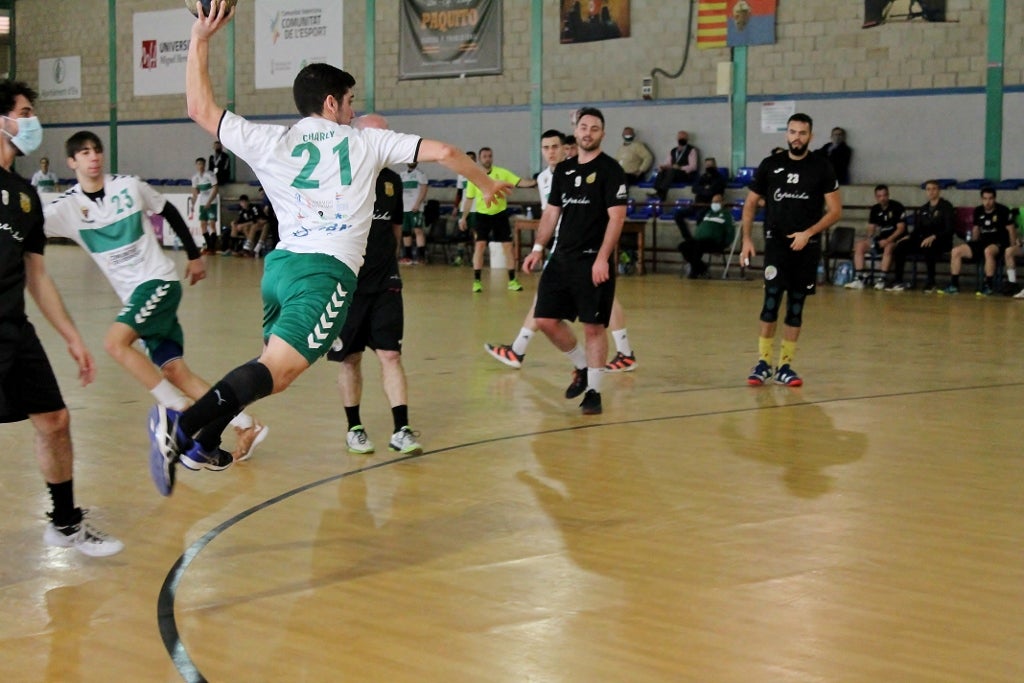 El Club Balonmano Elche asciende al séptimo puesto tras su victoria ante El Capricho El Club Balonmano Elche asciende al séptimo puesto tras su victoria ante El Capricho