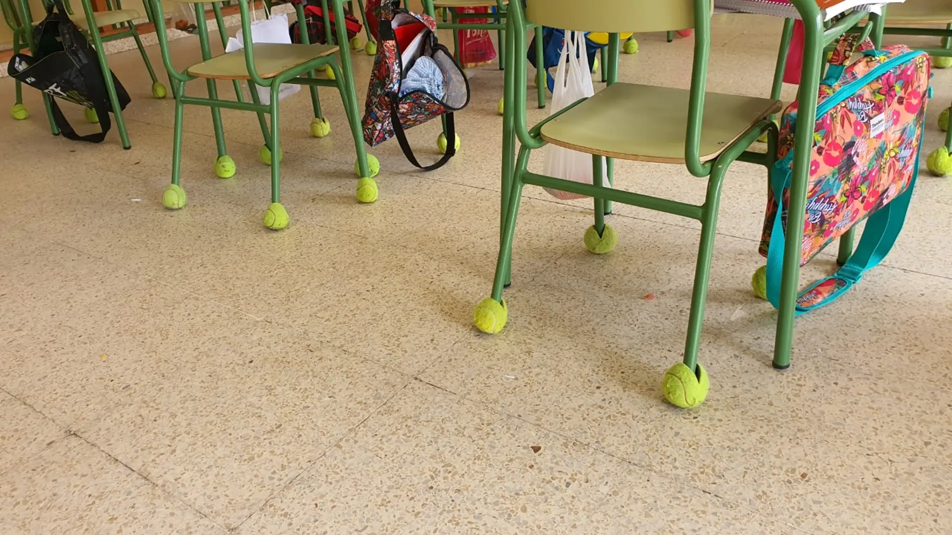 El CEIP Sofía Tartilán recibe un cargamento de pelotas de tenis de la escuela de Rafa Nadal
