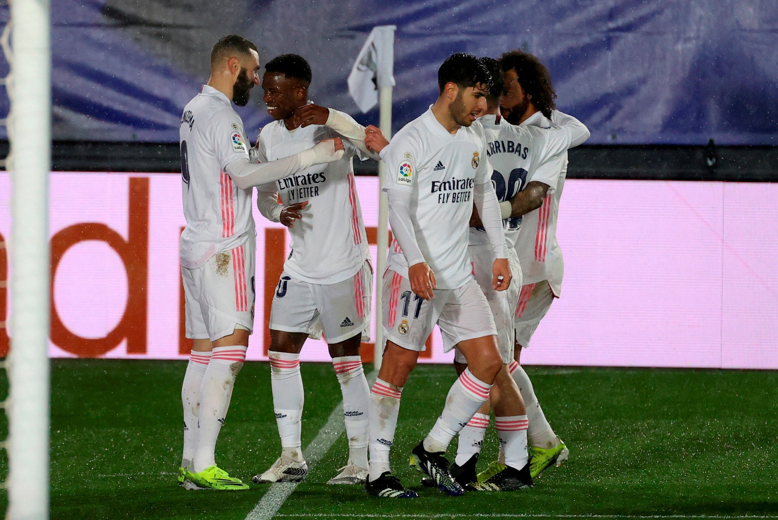 Benzema y Mendy acaban con un flojo Getafe y el Madrid se pone a cinco puntos del Atlético Benzema y Mendy acaban con un flojo Getafe y el Madrid se pone a cinco puntos del Atlético