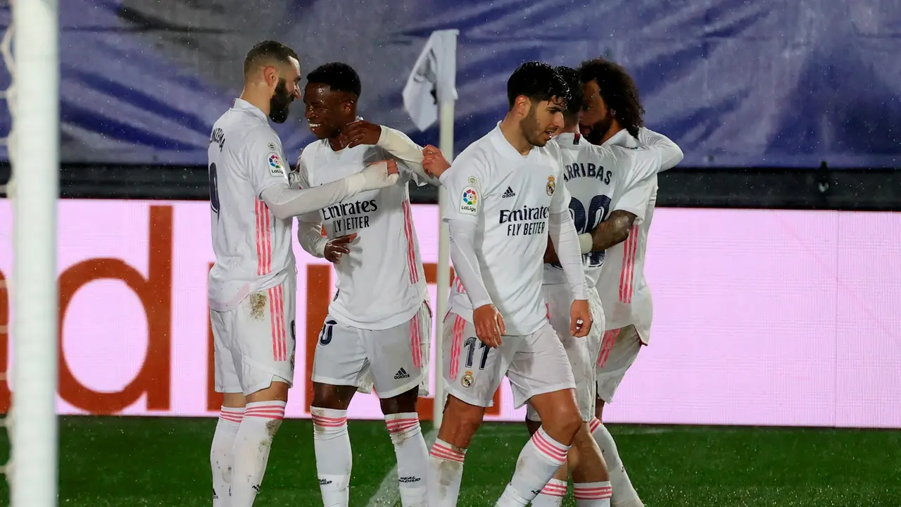 Los futbolistas del Madrid celebran un gol. Los futbolistas del Madrid celebran un gol.