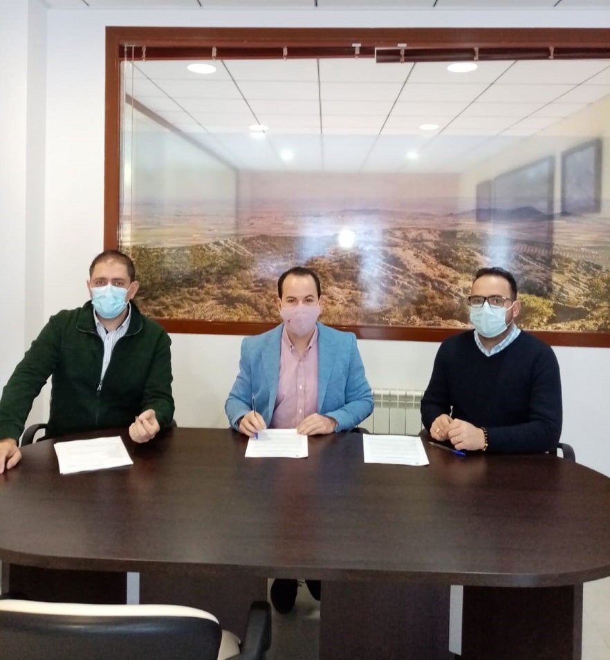 Suscrito el convenio con la Asociación del comercio `Villa de Herencia´ para la gestión de la publicidad en la pantalla digital Suscrito el convenio con la Asociación del comercio `Villa de Herencia´ para la gestión de la publicidad en la pantalla digital