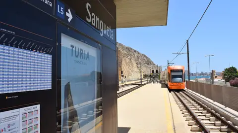 Una parada del TRAM D'Alacant Una parada del TRAM D'Alacant