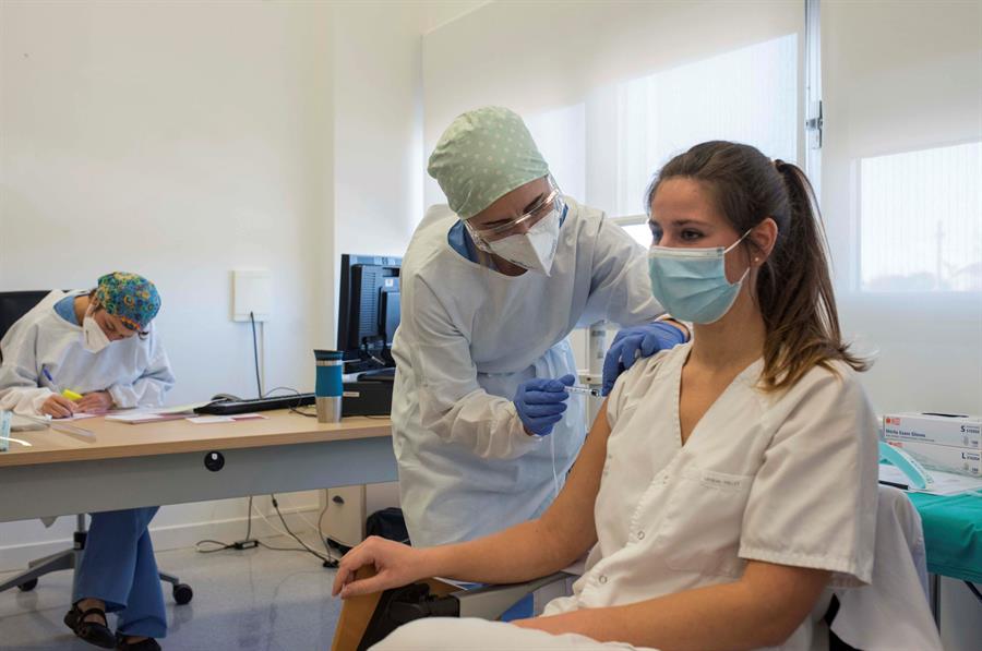 Datos del coronavirus en España: Sanidad notifica 643 fallecidos y 18.114 contagios Datos del coronavirus en España: Sanidad notifica 643 fallecidos y 18.114 contagios