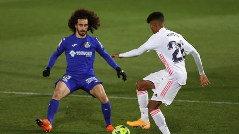 El centrocampista del Real Madrid Marvin Olawale (d) pelea un bal&oacute;n con el centrocampista del Getafe Marc Cucurella durante el partido aplazado de LaLiga, que se disput&oacute; en el estadio Alfredo di St&eacute;fano. 