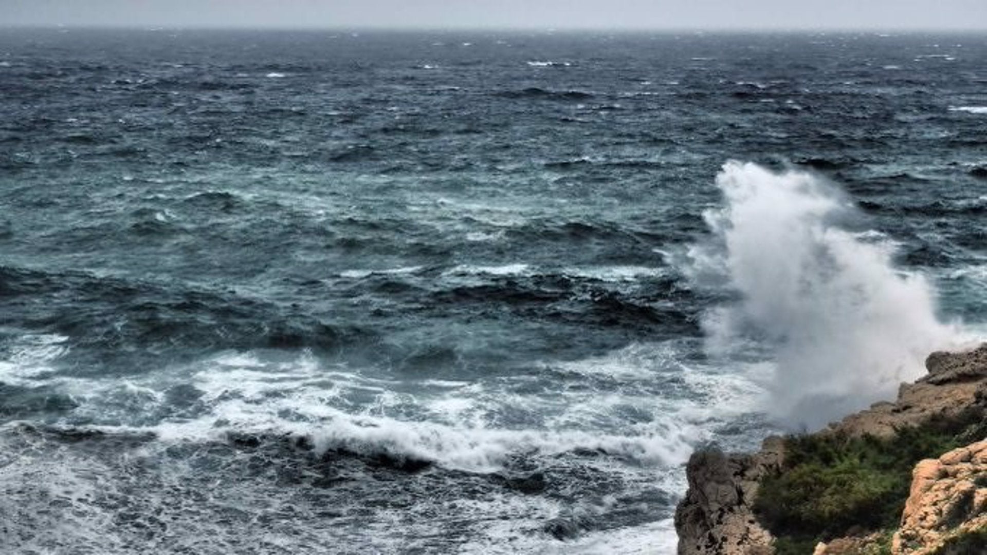 Las tormentas en Baleares dejan inundaciones y destrozos en playas como Cala Sa Nau y Cala Serena Las tormentas en Baleares dejan inundaciones y destrozos en playas como Cala Sa Nau y Cala Serena