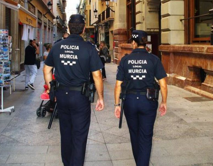 Detenida tras clavar presuntamente un cuchillo en la espalda de su pareja Detenida tras clavar presuntamente un cuchillo en la espalda de su pareja