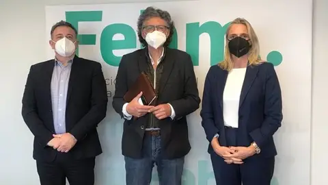 El doctor Miquel Munar, promotor de la plataforma pro-vacunas, rodeado de los responsables de ACB y FEHM. Vacunas. Salud y Economía