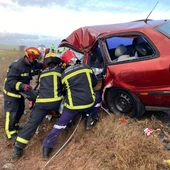 Uno de los turismos accidentados Uno de los turismos accidentados