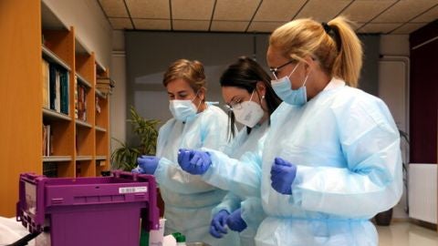 Un grup d&rsquo;infermeres preparant les vacunes per als usuaris i treballadors d&rsquo;una residencia. 