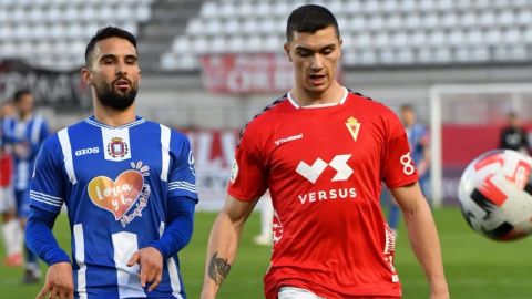 Adrián Fuentes con la camiseta del Real Murcia CF