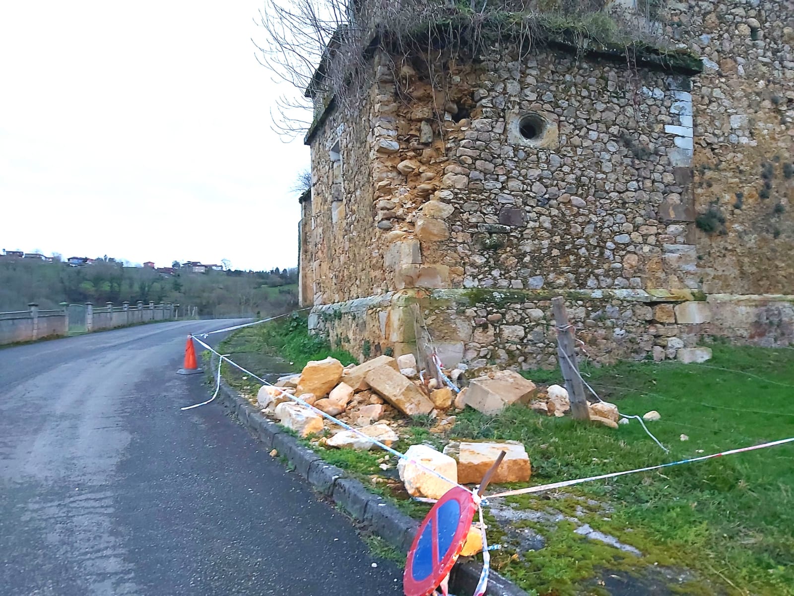 El gobierno asturiano pide a la iglesia que intervenga para evitar mayores daños en la iglesia de San Cipriano El gobierno asturiano pide a la iglesia que intervenga para evitar mayores daños en la iglesia de San Cipriano