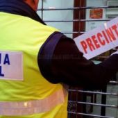 Agente de la Policía Local precinta un local de Sevilla