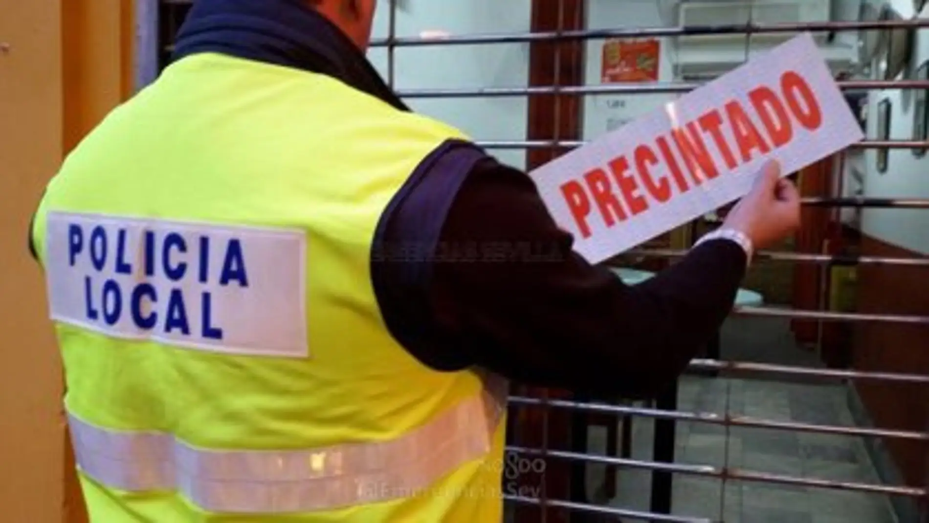 Agente de la Policía Local precinta un local de Sevilla