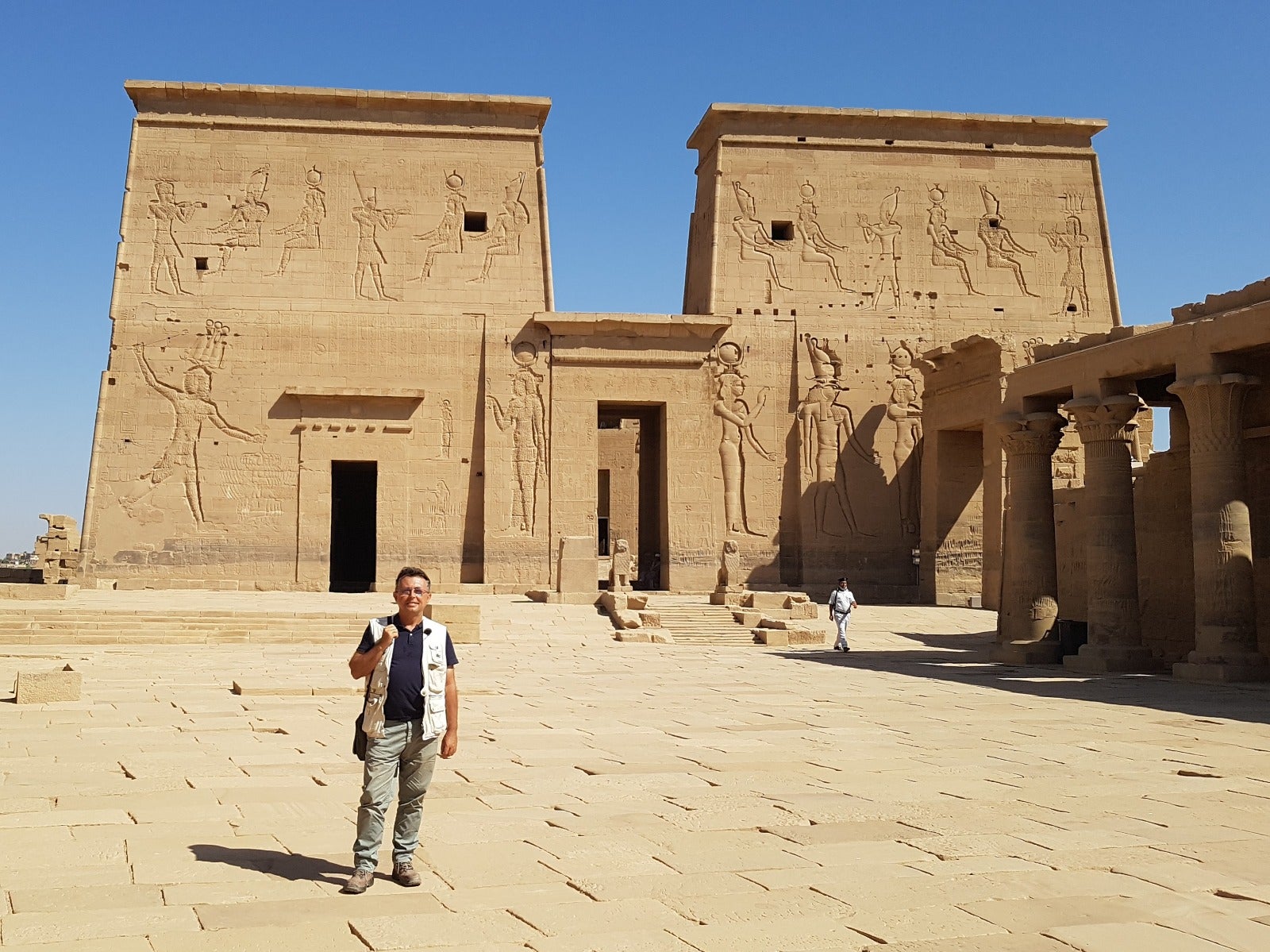 Hoy viajamos de Alicante a Egipto para visitar Isla File, sumergida por las aguas de la presa de Asuán Hoy viajamos de Alicante a Egipto para visitar Isla File, sumergida por las aguas de la presa de Asuán