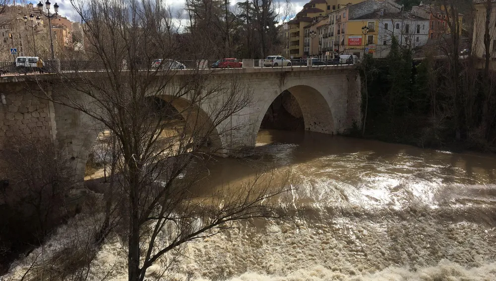 La fuerza del agua resuena junto al Puente de San Antón, este miércoles