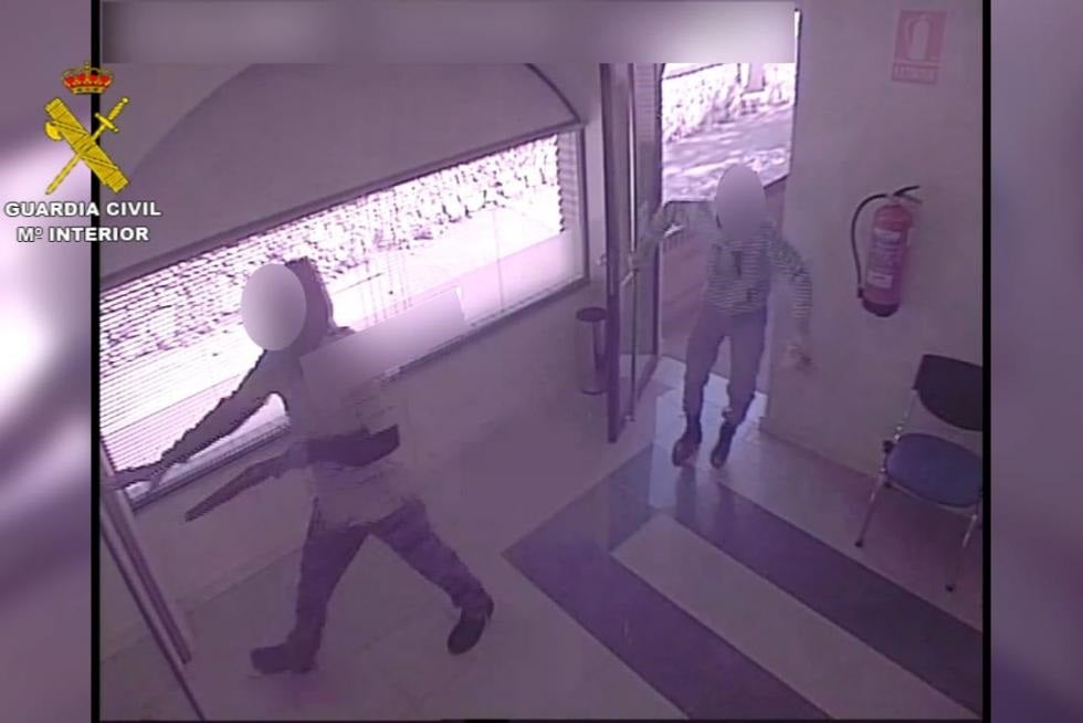 Del colegio, a atracar un banco en Cosuenda Del colegio, a atracar un banco en Cosuenda