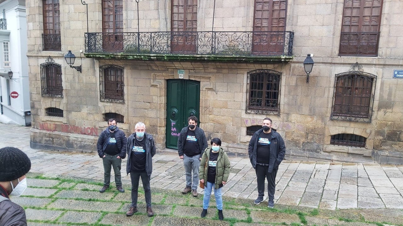 Los condenados por encaramarse al balcón de la Casa Cornide recurrirán la sentencia Los condenados por encaramarse al balcón de la Casa Cornide recurrirán la sentencia