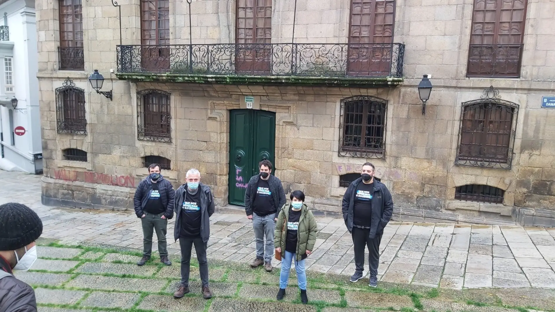 Activistas ante la Casa Cornide