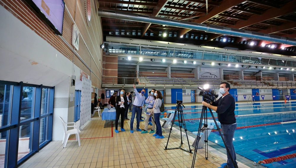 Detalle de la presentación del nuevo sistema de piscina inteligente en Torrevieja