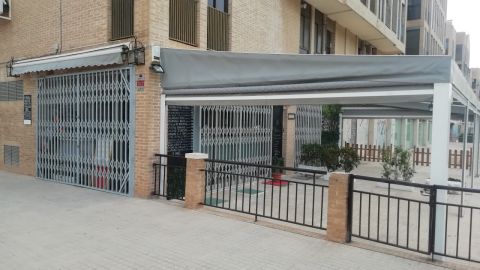 Cafeter&iacute;a cerrada en Elche con motivo de las restricciones por la covid-19.