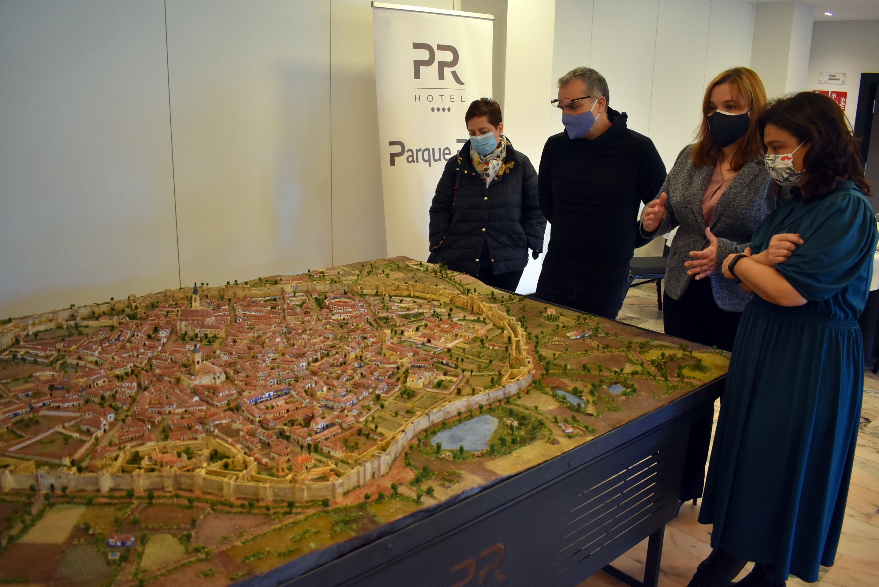 El Hotel Parque Real dona al Ayuntamiento una gran maqueta idealizada de Ciudad Real El Hotel Parque Real dona al Ayuntamiento una gran maqueta idealizada de Ciudad Real