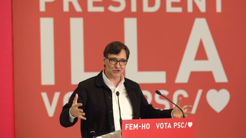 El candidato del PSC a las elecciones catalanas, Salvador Illa, en un acto de campa&ntilde;a