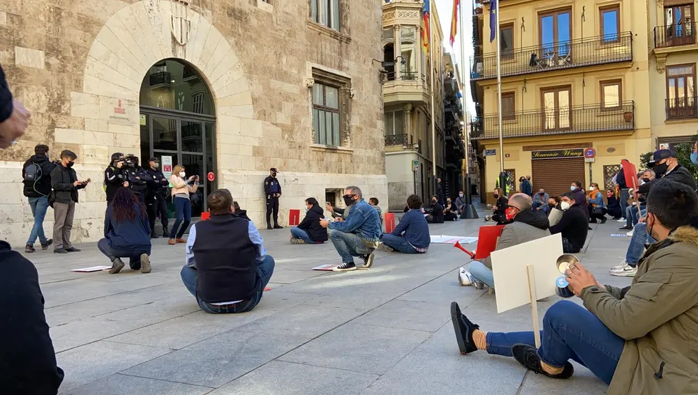 Movilización junto al Palau de la Generalitat de los hosteleros de la Comunitat Valenciana.