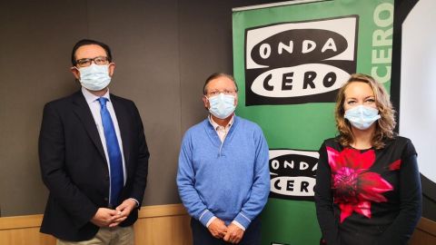 El director Asima, Alejandro S&aacute;enz de San Pedro, acompa&ntilde;a al presidente de Biol&iacute;nea, Sebasti&agrave;n Cresp&iacute;, en una entrevista a Elka Dimitrova.