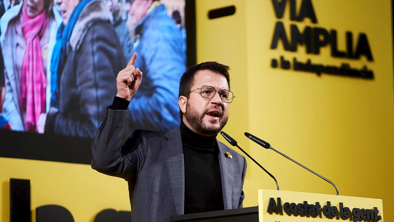 El candidato de ERC a la Generalitat, Pere Aragonès, pronuncia un discurso durante el acto de campaña